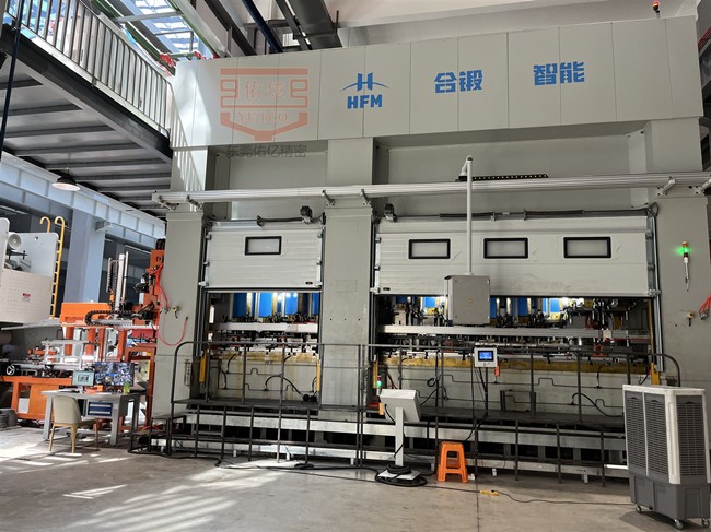 沖床三次元機(jī)械手配套1700T液壓沖床自動化沖壓生產(chǎn)線