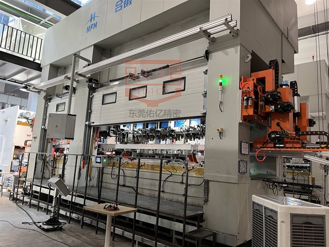 沖床三次元機(jī)械手（12工位）配套1700T液壓沖床自動化沖壓生產(chǎn)線