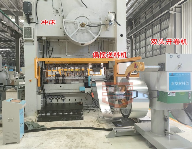 三次元機械手聯動偏擺送料機實現卷料多工序沖壓